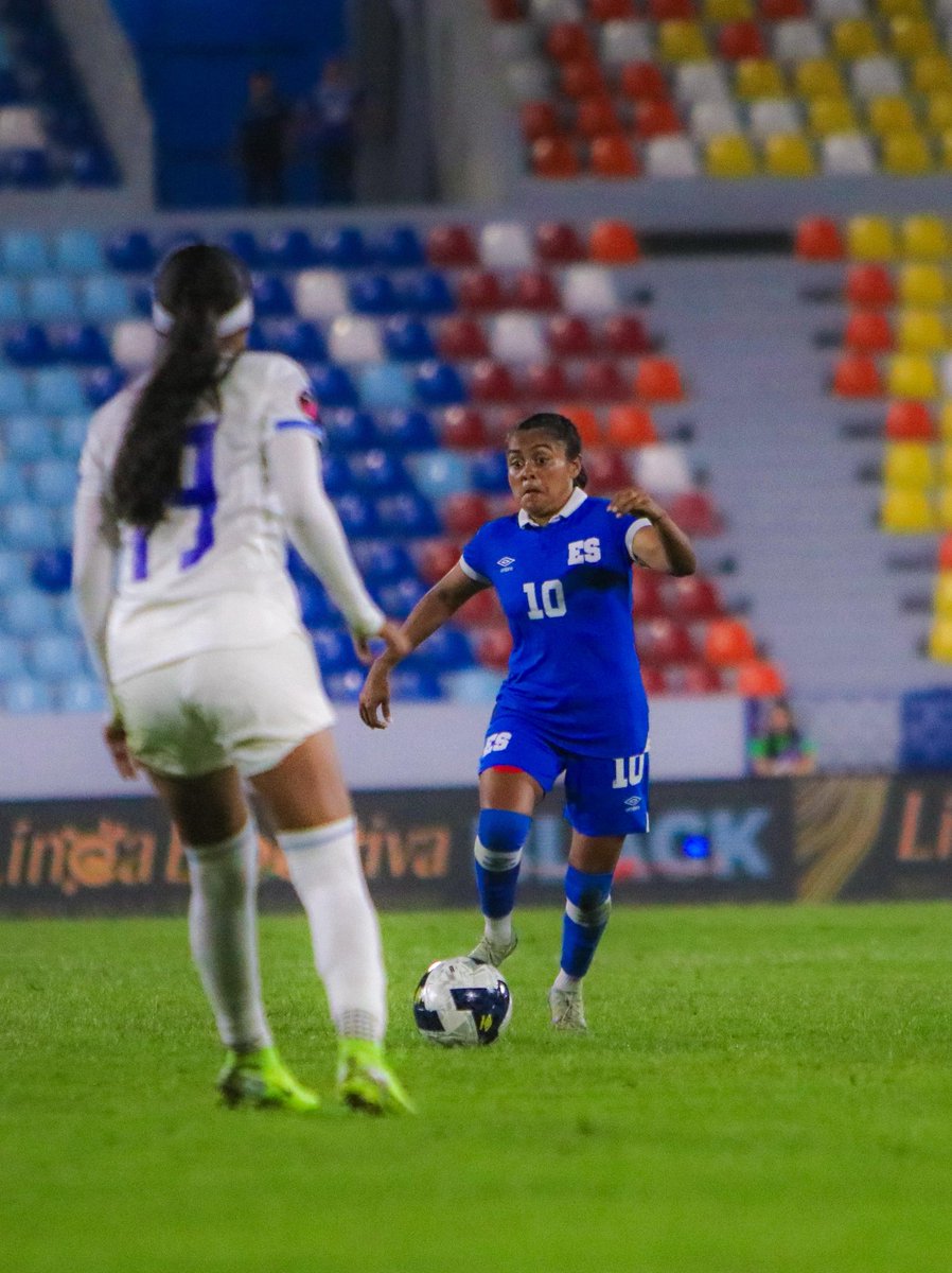 LaSelecta_SLV's tweet photo. 📸 | Así fueron algunos de los mejores momentos de #LaSelectaFemenina en el primer tiempo 🇸🇻
#ElSalvador #CWQ https://t.co/STwPjCrCPl