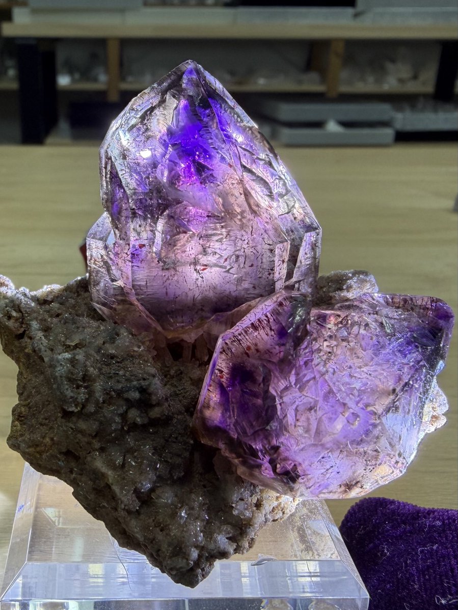 ジンバブエのザンベジバレー産アメジスト。 ライトを当てると内部から