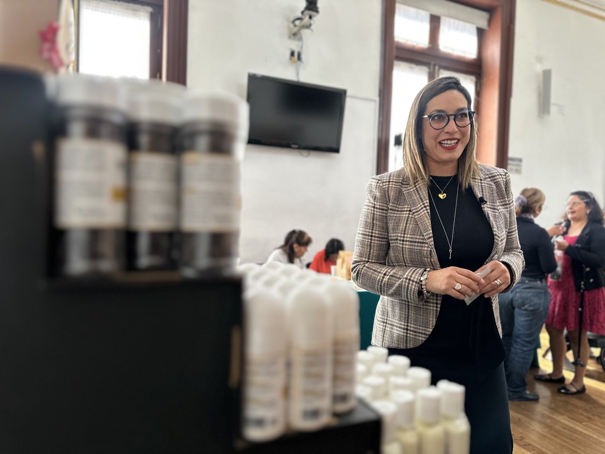 jguerreromaya's tweet image. 👩‍🦯‍➡️¡Volvimos a abrir las puertas del #CongresoCDMX a #PcD con la “Expo Venta Incluyente”!♿️

Cada producto y cada mano creadora nos recuerda que la inclusión no es un discurso, es un camino que construimos juntas y juntos, todos los días. 🧑‍🦼👂❤️