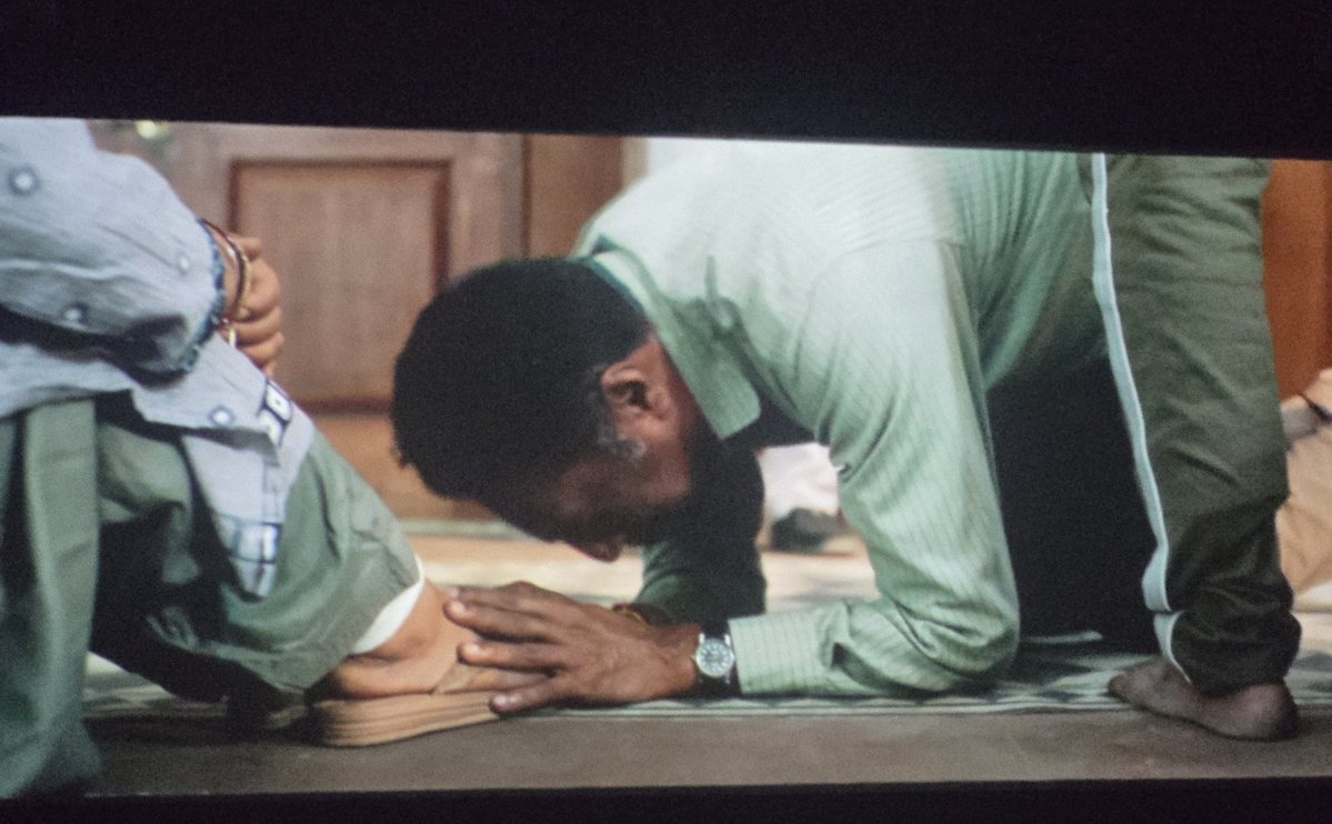 इस दुनिया का सबसे भयानक दृश्य है अपने बाप को किसी के सामने गिड़गिड़ाते हुए देखना💔

फ़िल्म Tere Ishk Mein के इस एक सीन ने थियेटर में बैठे हर शख्स को रुला दिया।

फ़िल्म में धनुष के बाप प्रकाश राज अपने बेटे को माफ़ी दिलाने के लिए 

लाइन में खड़े हर व्यक्ति के पैरों में गिरकर माफ़ी