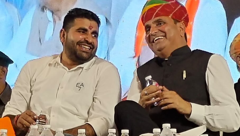 DharmendraR_INC's tweet image. शिव विधानसभा क्षेत्र के लोकप्रिय विधायक श्री रविंद्र सिंह भाटी जी को जन्मदिवस कि हार्दिक बधाई एवं शुभकामनाएं। 
मैं आपके उत्तम स्वास्थ्य एवं दीर्घायु जीवन हेतु मंगल कामना करता हूं।
@RavindraBhati__