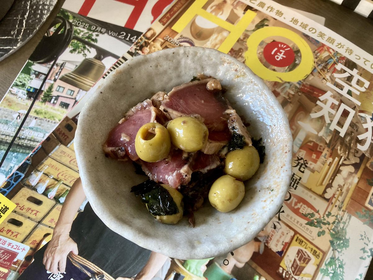 Yesterday's sashimi supper was sliced katsuo (bonito) with anchovy-stuffed olives  and  crushed Korean-style nori (laver). Tossed in a bit of garlic paste,  grated fresh ginger, soy sauce and olive oil. #mysashimilife #eatingwell