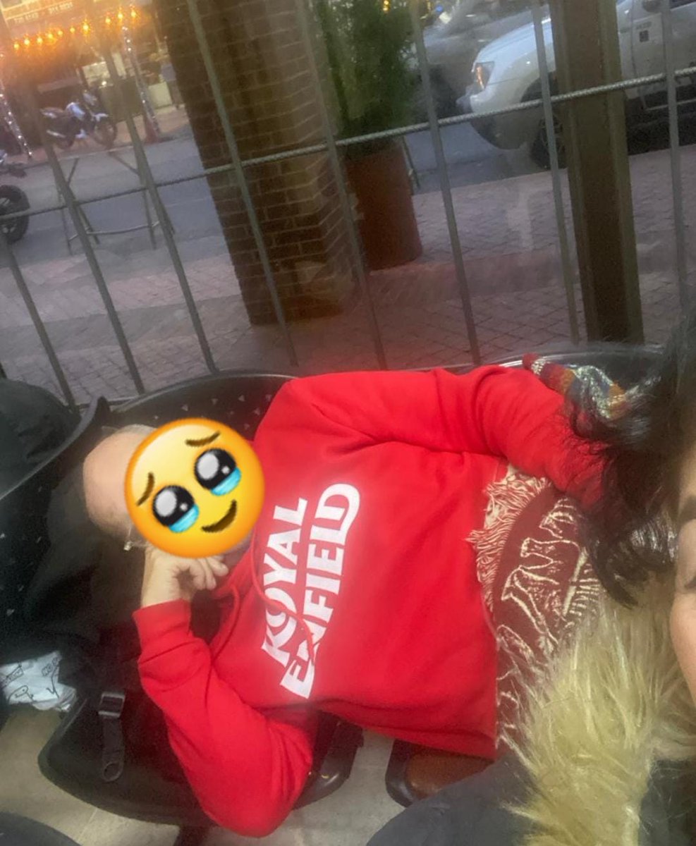 Fuerza_Docente's tweet photo. @Supersalud @adebogota @fecode @FomagOficial @Fiduprevisora nuestros familiares sufriendo el mal servicio de salud, el señor Arturo con infarto cerebral sigue a estas horas de la noche en una silla en @hospitalsanjoseinfaltil https://t.co/c37iT6OGTE