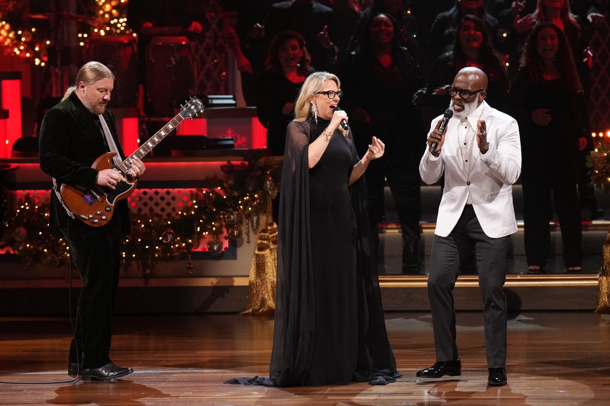 A soulful take on a Christmas classic! This performance by Susan Tedeschi, Derek Trucks and Bebe Winans sure put us in that holiday spirit on #CMAchristmas!