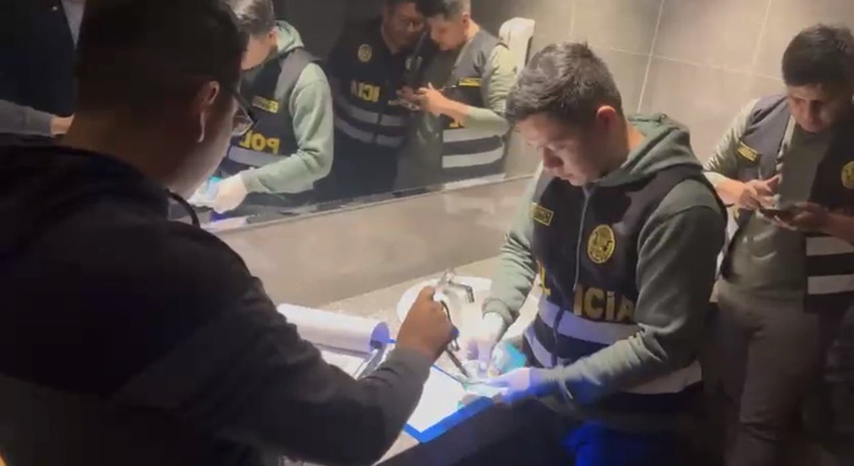 DircocorP's tweet image. #Lima | Personal de la @DircocorP detiene en flagrancia a fiscal adjunto en Miraflores, tras recibir $3,000 de una presunta solicitud de $20,000, vinculada a un presunto caso de cohecho pasivo específico.
¡Tolerancia cero a la corrupción! 🚨