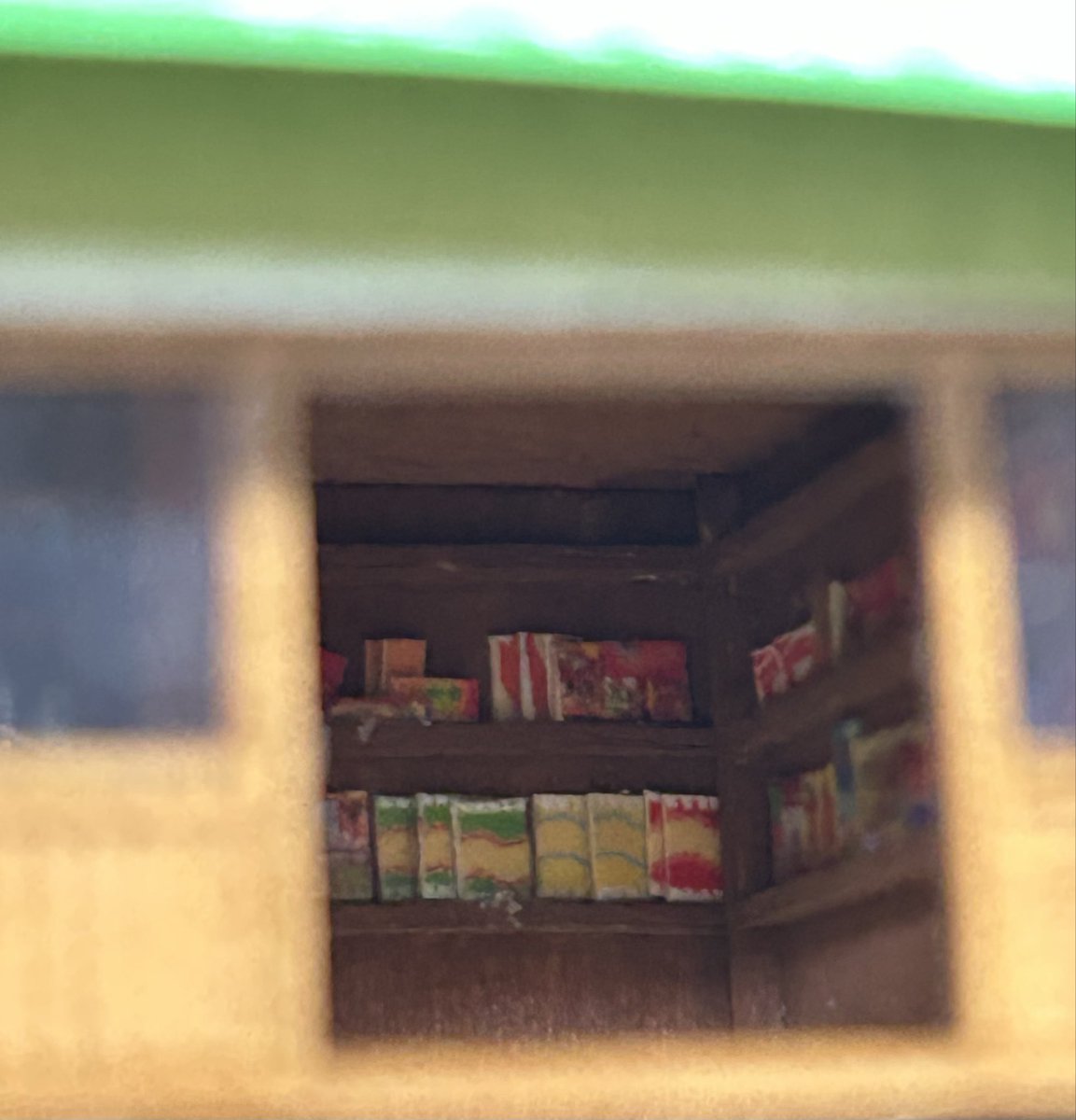 展示2日目よろしくお願いします🏘️

【建物のある風景展】
会場：立川AS
会期：2025/12/2-7 (火-土)
時間：12:00～18:00（最終日17:00迄)
画廊HP：t-as.jp/exhibition/202…

12/4,5 12〜14時くらいまで少しですが在廊予定です🍊

#建物のある風景展 #立川AS
#出来上がる頃には見えなくなるモノ達