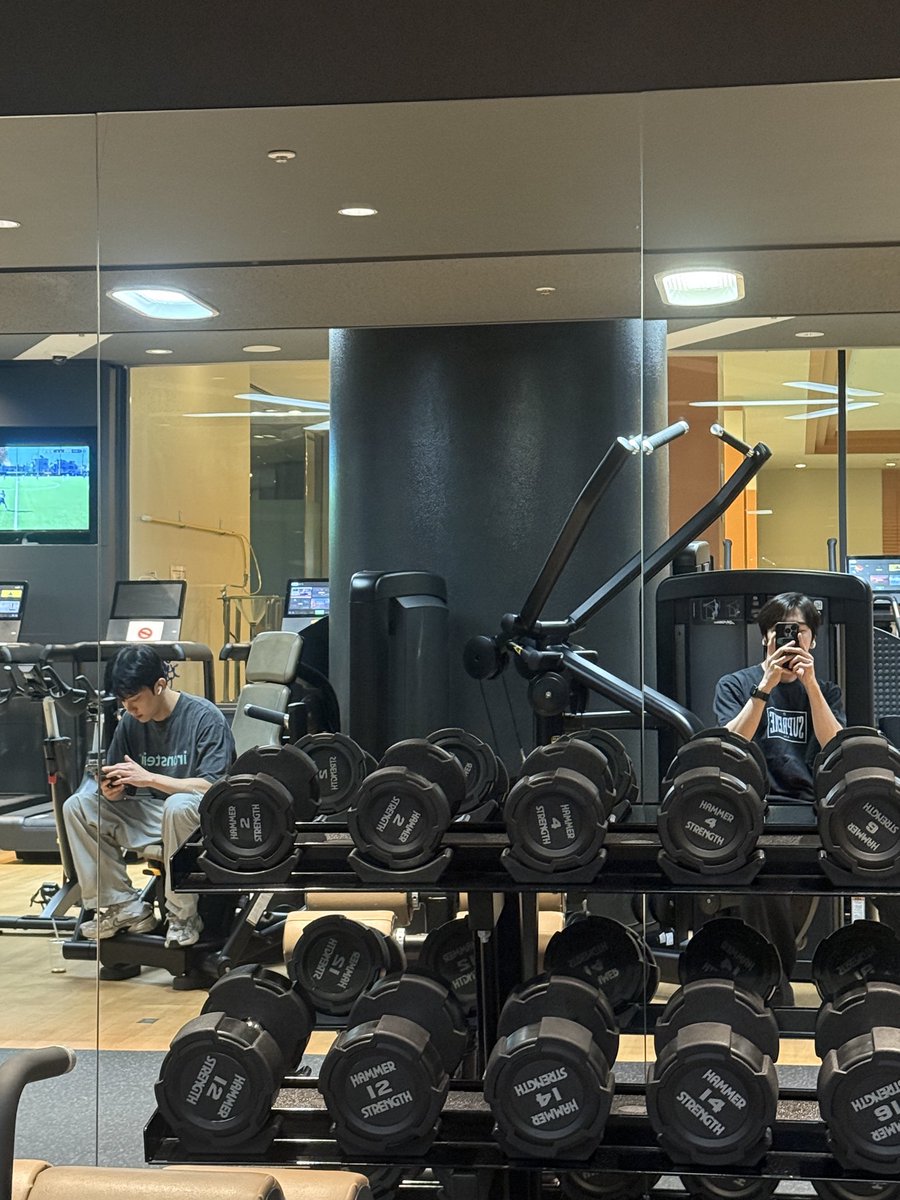 jinhojo_x's tweet photo. 헬스장 왔는데 옆에 리정혁있음 말 걸까 말까 https://t.co/hZhVZF8Hmb
