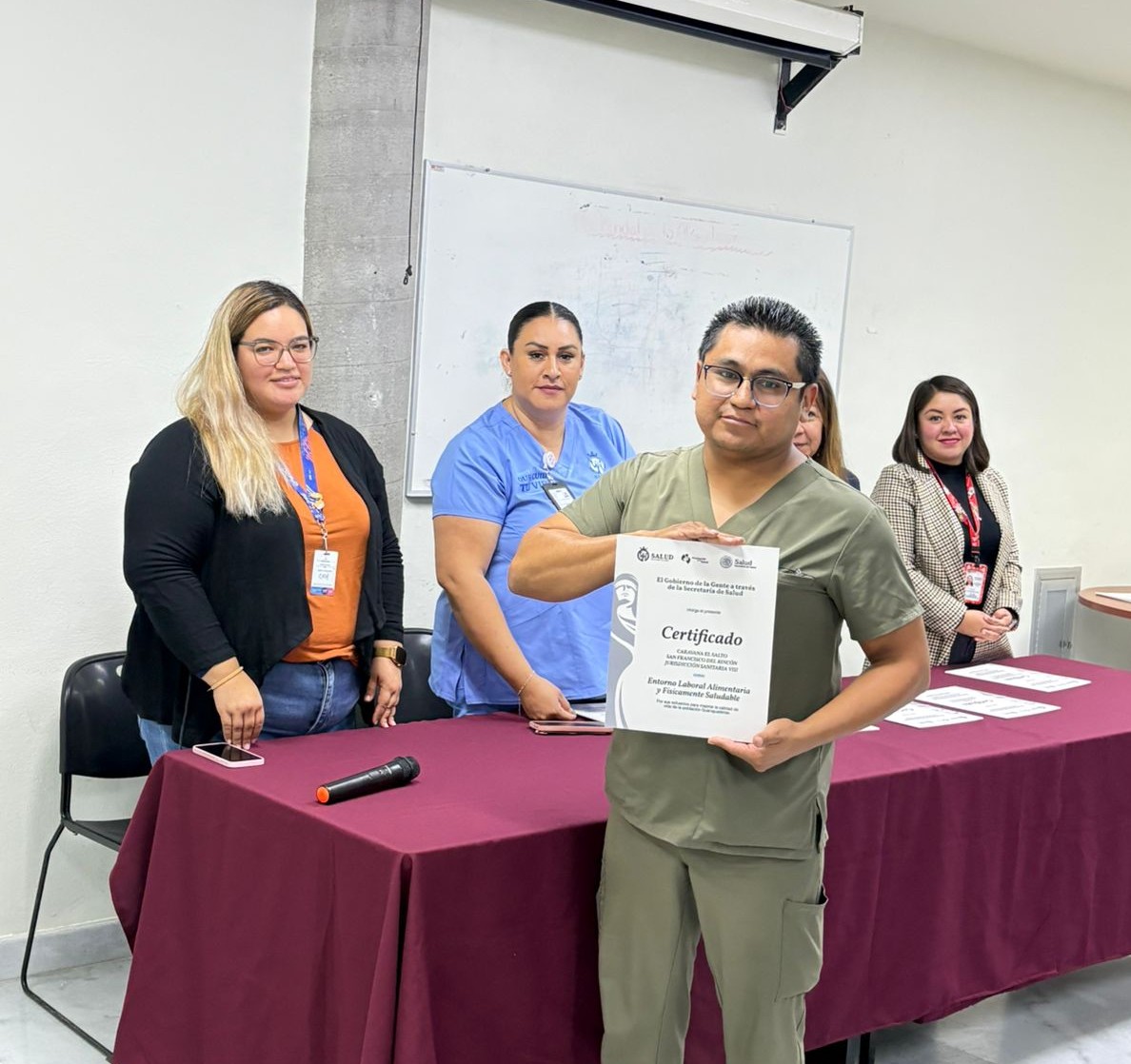 jurisdiccionS8's tweet image. 🏅✨ ¡8 centros de trabajo ya son Entornos Laboralmente Saludables!
Más bienestar 💚 Más prevención 🙌En San Francisco del Rincón  👥🌱
Impulsando lugares más seguro y saludable.
#TrabajoSaludable #JS8 #EntornosSaludables #SaludGto #BienestarLaboral #SaludDeLaGente