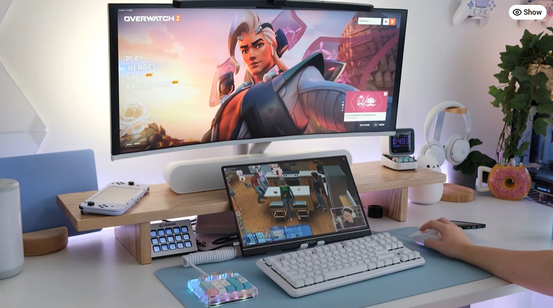 CSDevAr's tweet image. Well the first pic is more or less my  new desired setup, as much as the poor AI could do, you know: The desk shelf is way too tall (i&apos;d need a giraffe neck), the main monitor is wider, etc. In terms of main/portable, it&apos;s more like the second (real YT photo).