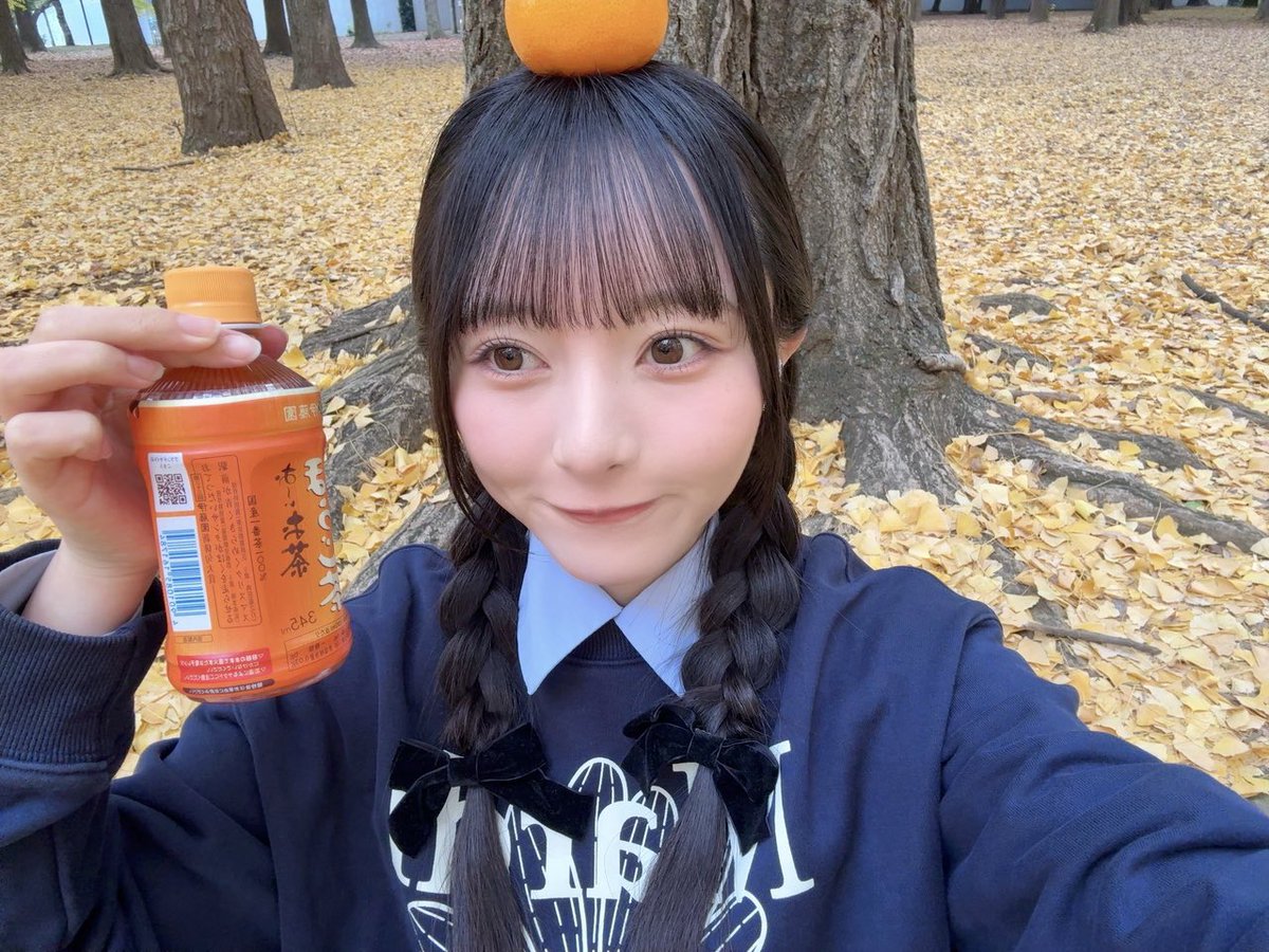 紗希ちゃんとピクニック行きたいな〜🍁♡ 頭の上にみかん乗せてるの