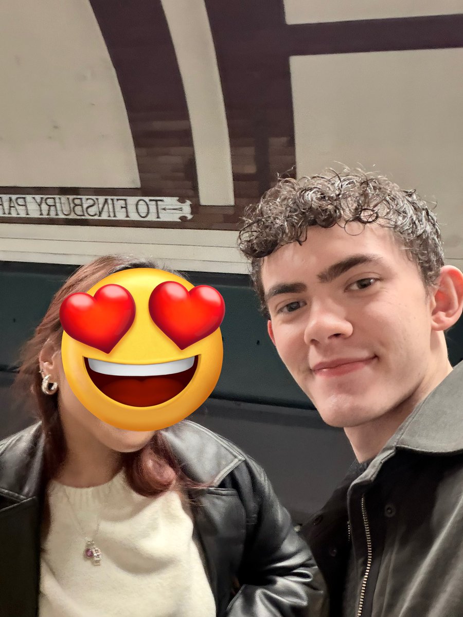 dailyjlocke's tweet image. joe locke with a fan (📸: saltyrougee on twitter)