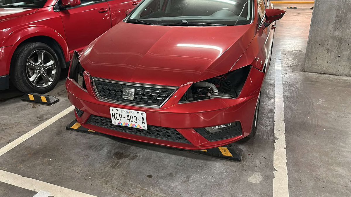 cuartodemillamx's tweet image. "A mi papá le robaron los faros de su León ayer en la noche en el estacionamiento de @MitikahMall en CDMX. "