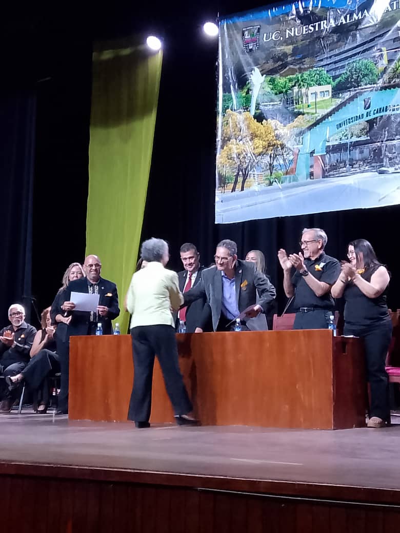 #2Dic La <a href="/FCS_UC/">FCS Sede Carabobo UC</a> realizó el acto de reconocimiento al personal obrero, administrativo, docente y talento estudiantil de la Facultad en el Teatro Dr. Alfredo Celis Pérez en Bárbula

instagram.com/p/DRyOg2vDt94/…