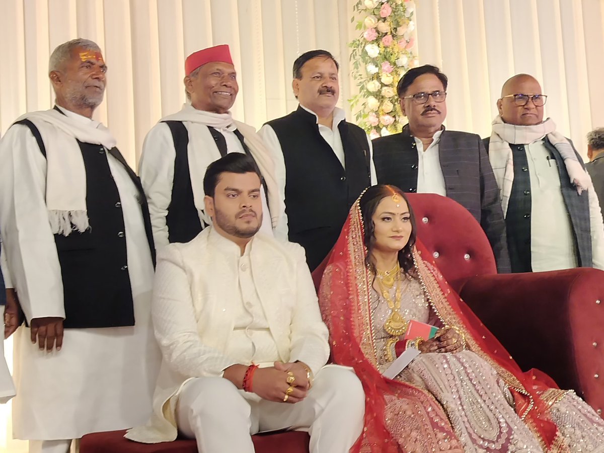 Virendra_mla's tweet image. समाजवादी पार्टी गाजीपुर के जिला कोषाध्यक्ष श्री रामबचन यादव जी के भतीजे के रिसेप्शन कार्यक्रम में शामिल होकर वर-वधु को आशीर्वाद दिया और सुखी व समृद्ध दांपत्य जीवन की शुभकामनाएँ दीं। 💐💐