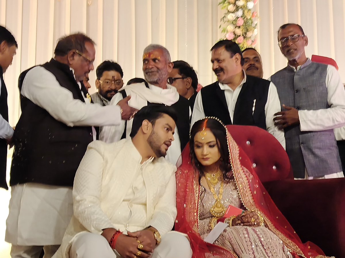 Virendra_mla's tweet image. समाजवादी पार्टी गाजीपुर के जिला कोषाध्यक्ष श्री रामबचन यादव जी के भतीजे के रिसेप्शन कार्यक्रम में शामिल होकर वर-वधु को आशीर्वाद दिया और सुखी व समृद्ध दांपत्य जीवन की शुभकामनाएँ दीं। 💐💐