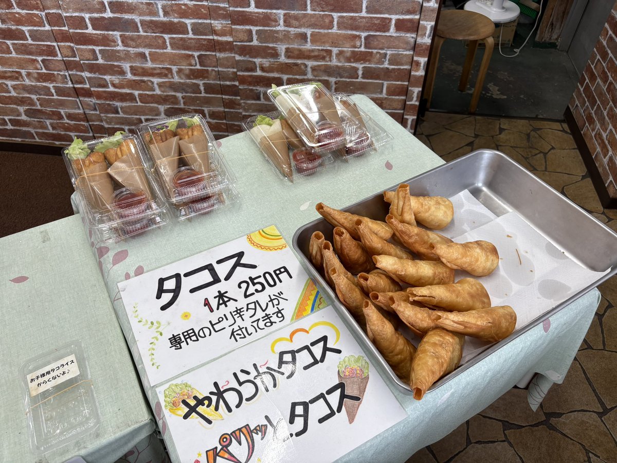 takenoriyama1's tweet photo. 北中城村熱田「味一」
こちらは、329号線の熱田十字路付近にあります。持ち帰りタコス、タコライス専門の人気店ですよね。知り合いの紹介で訪れてみました。やはり味一といえば、トルティーヤの形がアイスのコーンと同じ形状なのがグッドアイディアですよね。 https://t.co/z5YkXX7ivH