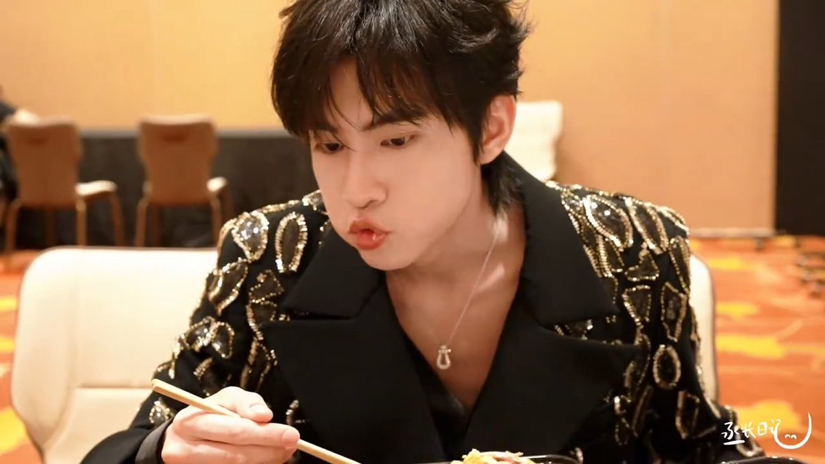 xiaoxindaily's tweet photo. bright bunny, happy bunny, adorable bunny, sleepy bunny 🐰 Zheng'er is so cute! 🤏

#LiuXuancheng #刘轩丞 https://t.co/LyitCp9Y6g