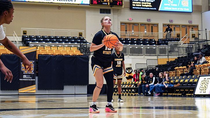 ndnsports's tweet image. Shania Nichols (Ojibwe) scored 18 points for Kennesaw State women’s basketball who fell to Alabama, 79-65
#NativeAthlete #Ojibwe #KSU #D1

Read at: buff.ly/7af0UGU