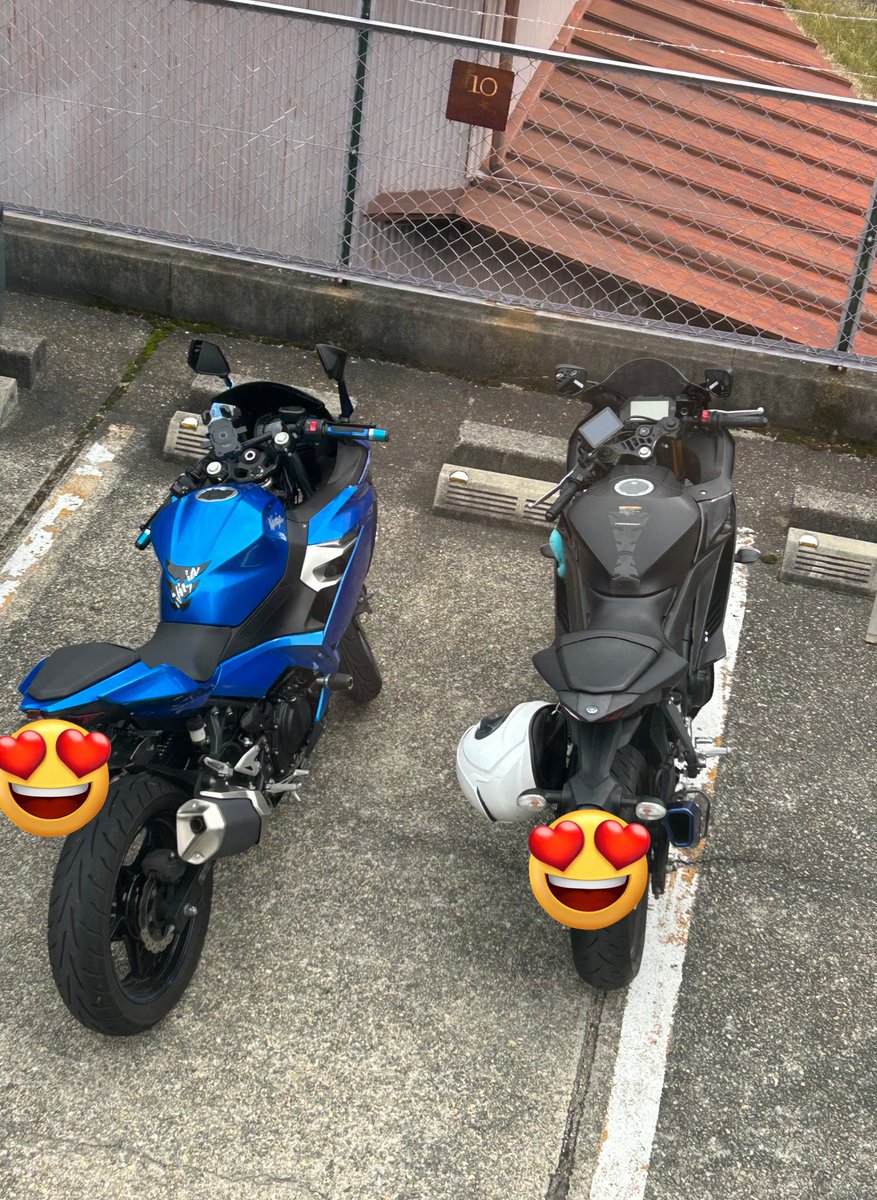 Hisora0419's tweet photo. 彼氏くんとカフェに来てる！！席がちょーーど2人のバイク見えるところで良きw

車種同じの色違いにしとけばよかったあぁぁぁあ

私⇒Ninja250
彼⇒R25 https://t.co/yNlB17nNPH