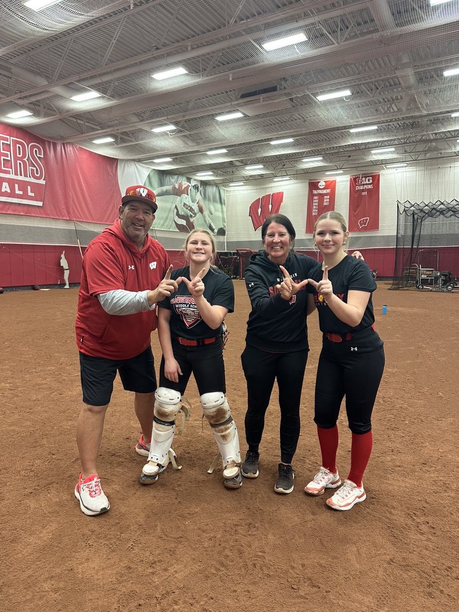 AmeliaBaker03's tweet photo. Thank you @EvelynFrega2029 for asking me to catch for you at the badger pitcher camp and thank you coach Robert’s and coach Healy for the opportunity. @BadgerSoftball @Velo_Softball #softball #wisconsin https://t.co/1VK8eD9Xif