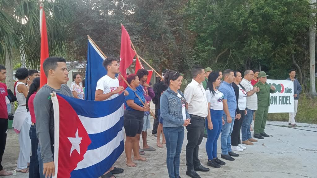 PresidenciaAMPP's tweet image. Jóvenes pineros recuerdan el desembarco del yate Granma del 2 de diciembre de 1956 etapa de lucha q cumple 64 Aniv. #IslaDeLaJuventud hace homenaje así a las Fuerzas Armadas Revolucionarias. Felicidades!! 
#PoderPopular #SentirPinero