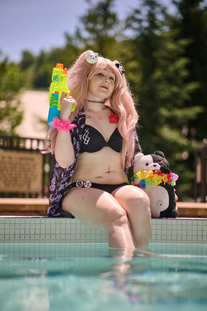 Dreaming of warmer days. 🏖️
Junko Enoshima (Danganronpa: Trigger Happy Havoc)

📸: Nigel M Photo on Facebook at <a href="/YetiConAtBlue/">YetiCon</a> 2024! 

#Danganronpa #JunkoEnoshima #Cosplay #Cosplayer #YetiCon