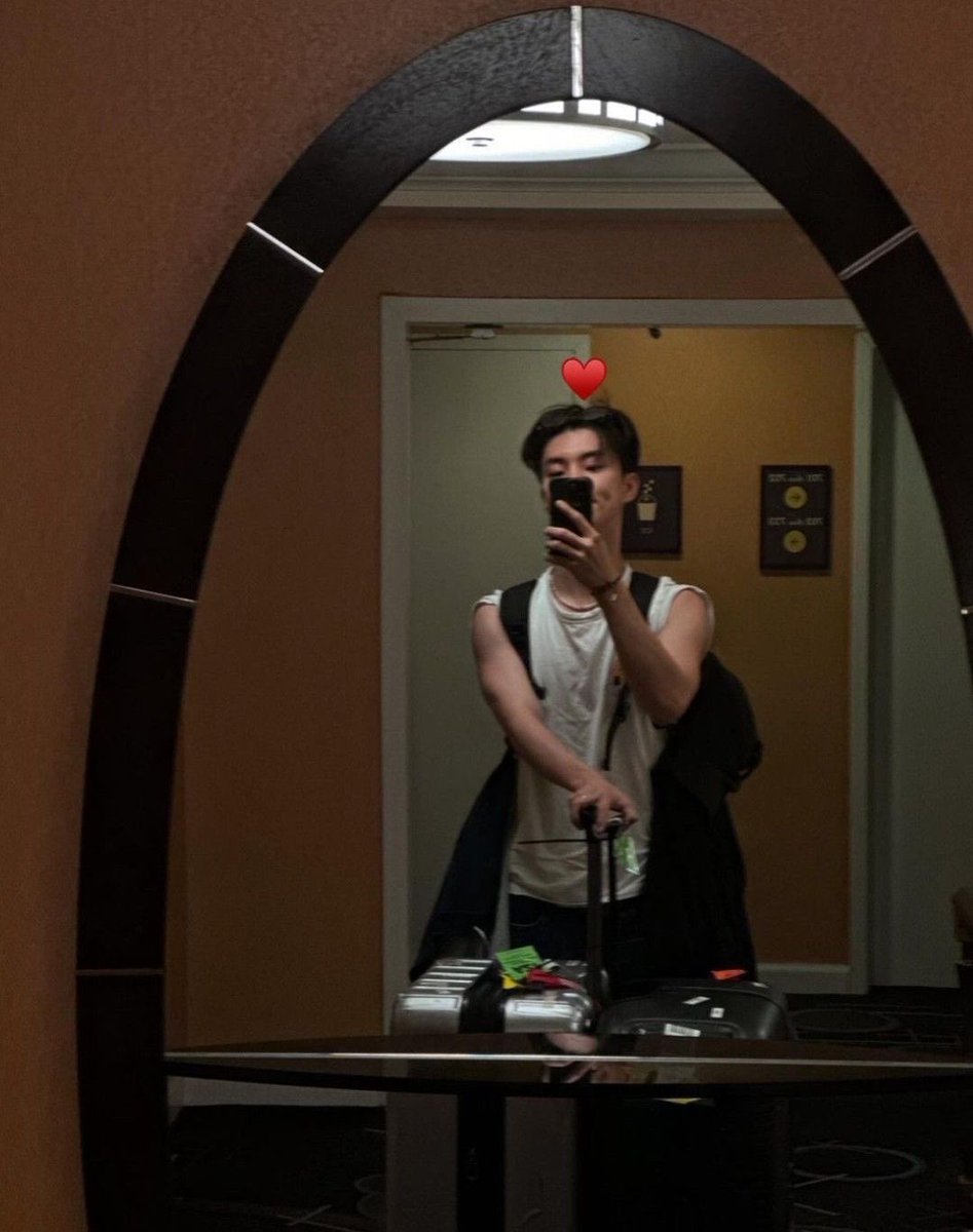 귀여운 얼굴에 그렇지 못한 팔 미친거같애