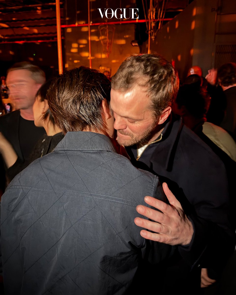 VogueThailand's tweet image. #VogueExclusive ชมโมเมนต์พิเศษของ ‘เจมีไนน์-นรวิชญ์’ @gemini_ti หลังจบโชว์คอลเล็กชั่น Métiers d’Art 2025/26 แบรนด์ CHANEL @CHANEL ซึ่งเจมีไนน์ถ่ายภาพร่วมกับ Matthieu Blazy ดีไซเนอร์ประจำเมซงเจ้าของผลงานเดบิวต์อันเลื่องลือและผลงานล่าสุดกับการเนรมิตสถานีรถไฟใต้ดินเป็นสถานที่จัดโชว์…