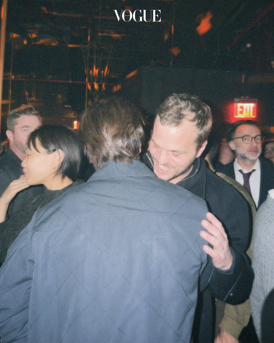 VogueThailand's tweet image. #VogueExclusive ชมโมเมนต์พิเศษของ ‘เจมีไนน์-นรวิชญ์’ @gemini_ti หลังจบโชว์คอลเล็กชั่น Métiers d’Art 2025/26 แบรนด์ CHANEL @CHANEL ซึ่งเจมีไนน์ถ่ายภาพร่วมกับ Matthieu Blazy ดีไซเนอร์ประจำเมซงเจ้าของผลงานเดบิวต์อันเลื่องลือและผลงานล่าสุดกับการเนรมิตสถานีรถไฟใต้ดินเป็นสถานที่จัดโชว์…