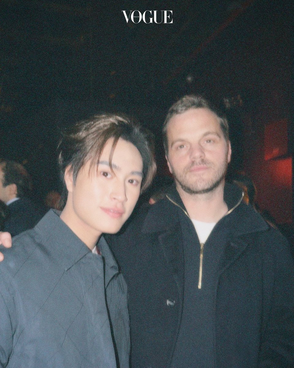 VogueThailand's tweet image. #VogueExclusive ชมโมเมนต์พิเศษของ ‘เจมีไนน์-นรวิชญ์’ @gemini_ti หลังจบโชว์คอลเล็กชั่น Métiers d’Art 2025/26 แบรนด์ CHANEL @CHANEL ซึ่งเจมีไนน์ถ่ายภาพร่วมกับ Matthieu Blazy ดีไซเนอร์ประจำเมซงเจ้าของผลงานเดบิวต์อันเลื่องลือและผลงานล่าสุดกับการเนรมิตสถานีรถไฟใต้ดินเป็นสถานที่จัดโชว์…