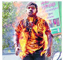 Revanth_For_T's tweet image. నా తెలంగాణ తల్లి ముద్దుబిడ్డ కాసోజు శ్రీకాంత చారి … 
మలిదశ ఉద్యమంలో తొలి అమరుడు … 
తెలంగాణ కోసం ఆత్మబలిదానం చేసుకున్న వీరుడు…
మందిని సంపి పదవులు అనుభవించిన కల్వకుంట్ల కుటుంబం …
వాణి ఇంట్లో ఒక్కడన్న సచ్చిండా…
సావులు మావి … సంపాదించింది వాళ్ళు ..
#srikanthachary #kcrranda