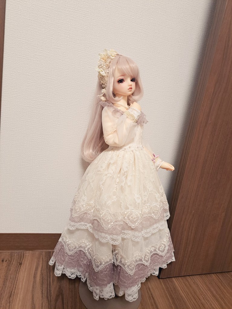 ドルパでお迎えしたもの、その②です！
今回は美月ちゃんの全体像ですね✨

ドレスはSuntoora様(<a href="/suntoora/">Suntoora</a>)
カチューシャはdropparts様(<a href="/dropparts/">dropparts 11/30ドルパ-136SD</a>)

ドレスは一目惚れで、最初にお見かけして可愛い💕と思わず口に出てたくらい好みでした🥰 

頭物も今回手に入って良かったです✨
