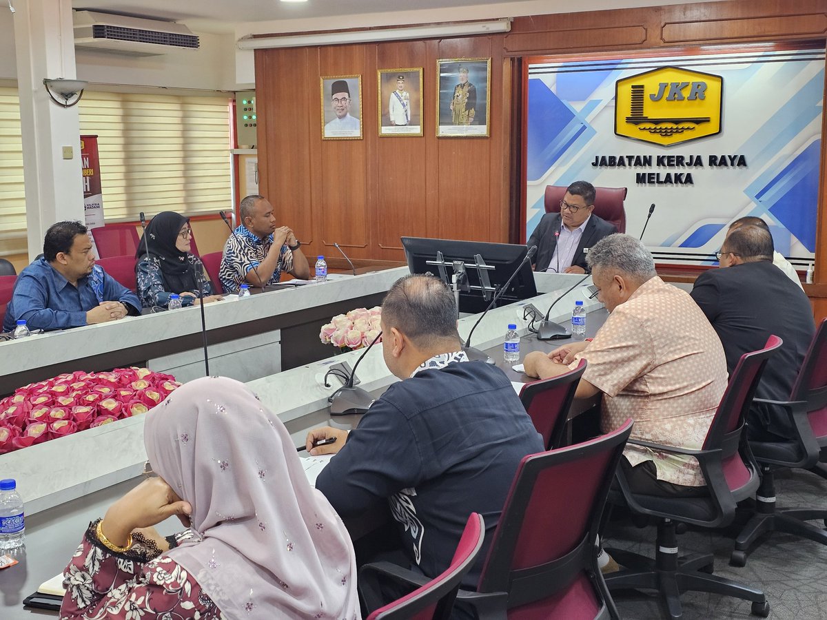 Pengarah Kerja Raya Melaka, Tuan Ir. Hj. Mohamad Salzeli bin Moktar hari ini mempengerusikan Mesyuarat Jawatankuasa Keselamatan &amp; Kesihatan Pekerjaan (JKKP) Premis Ibu Pejabat JKR Melaka Bil. 4/2025 di Bilik Mesyuarat Utama JKR Melaka.