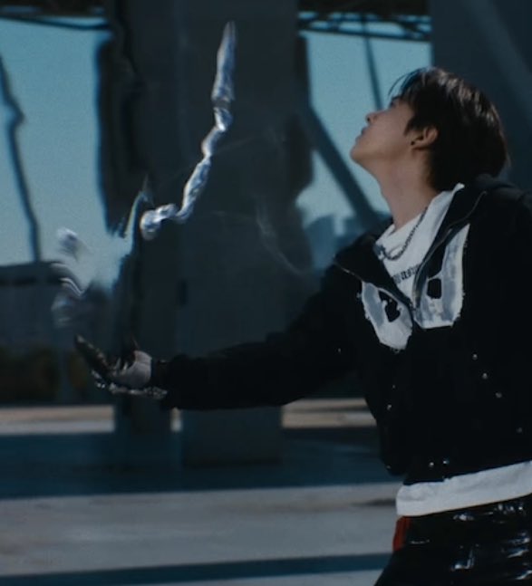 THE_LEES_'s tweet image. LEO WAS THE ONLY ONE WHO TOUCHED THE LIQUID!! 
I REPEAT!LEO WAS THE ONLY ONE WHO TOUCHED IT!!

And maybe he might be the only one who can see it (?) #ALPHADRIVEONE_FORMULA