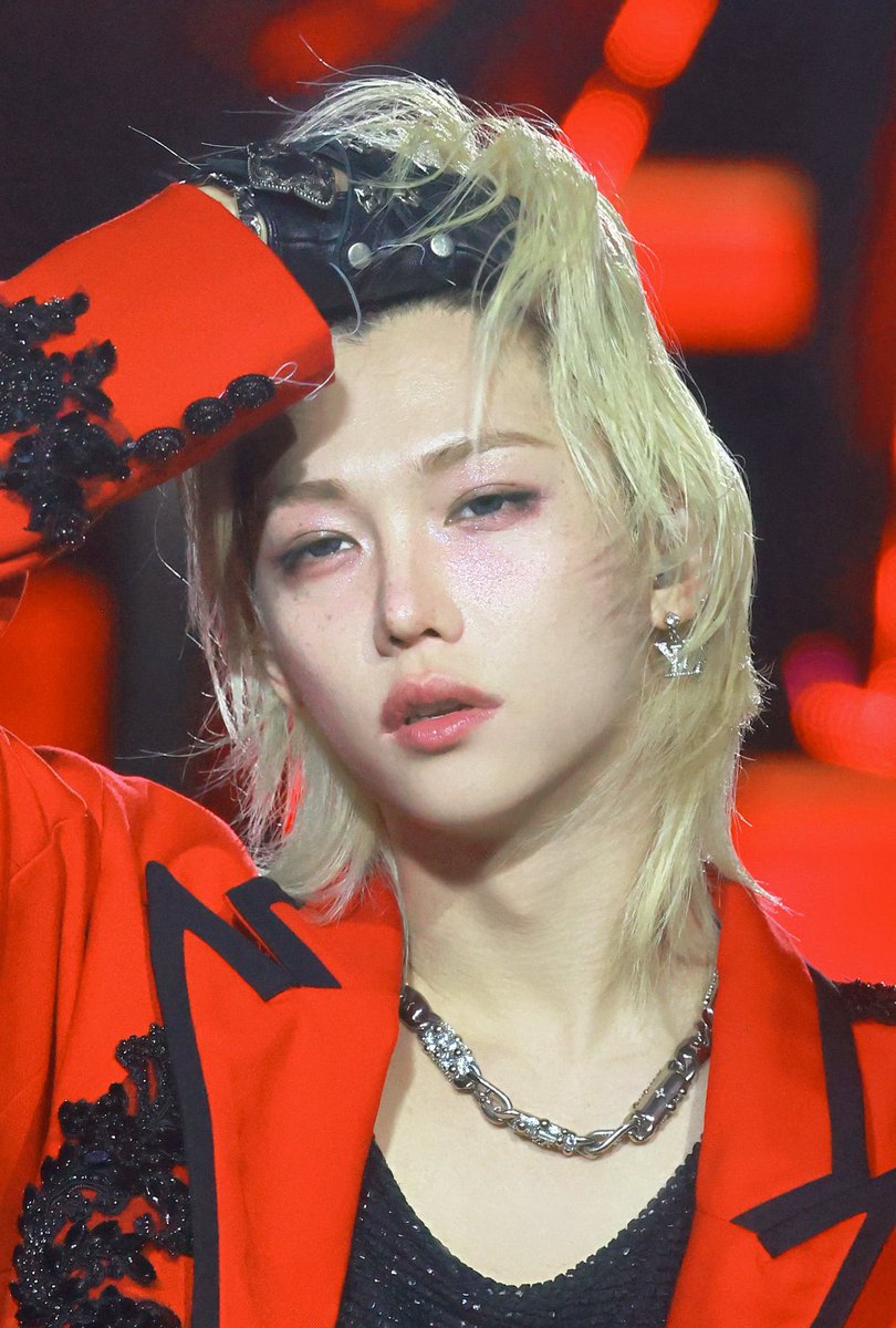 머리 넘기는게 이리 예쁠 수 있나