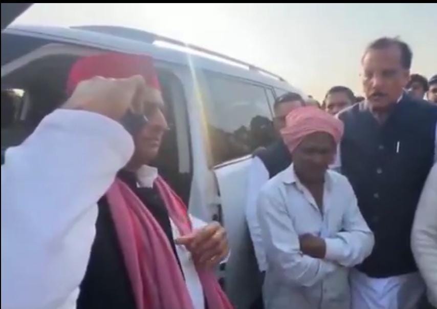 नेता केहू केतनो होई मगर अखिलेश ना होई।

यह मात्र गाना ही नहीं बल्कि हकीकत है, अखिलेश यादव जी एक कार्यक्रम में शामिल होने के लिए जा रहे थे।

तभी रास्ते में उन्हें एक भीड़ दिखती है अखिलेश यादव अपना काफिला रोकते है और जानने की कोशिश करते हैं मामला क्या है?

पता चलता है किसी महिला की