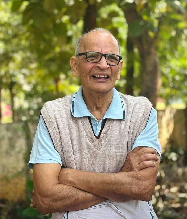 Ellarakannada's tweet image. 1) A 90 year old Kannada Brahmin, who has spent his life discovering the real Kannada grammar, which is totally unrelated to Sanskrit grammar.

2) A 19 year old Maharashtrian Brahmin, who has mastered Yajurveda Mantras.

Both of them need applause. 👏

#Kannada
#Sanskrit