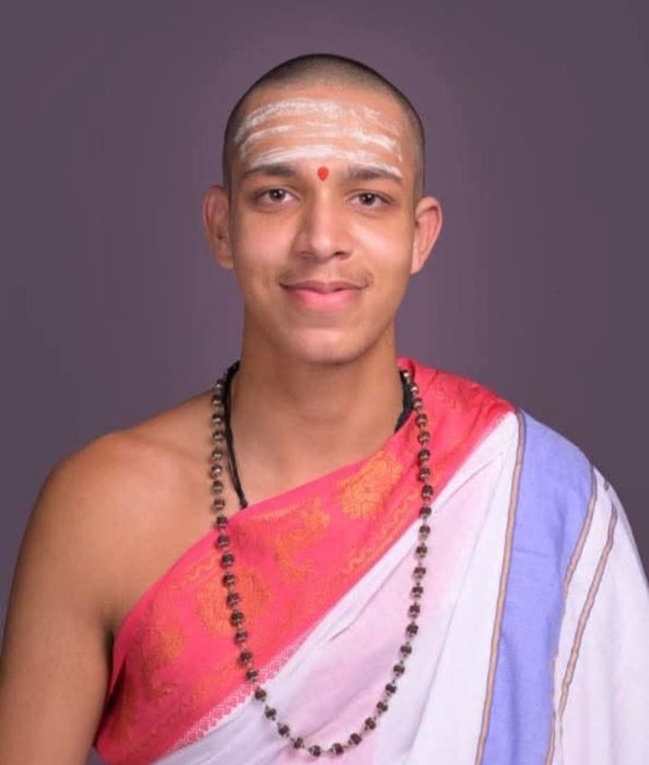 Ellarakannada's tweet image. 1) A 90 year old Kannada Brahmin, who has spent his life discovering the real Kannada grammar, which is totally unrelated to Sanskrit grammar.

2) A 19 year old Maharashtrian Brahmin, who has mastered Yajurveda Mantras.

Both of them need applause. 👏

#Kannada
#Sanskrit