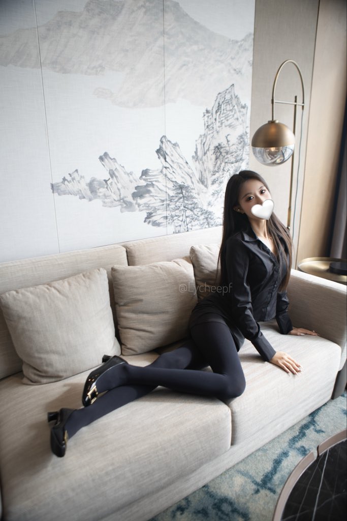 福利姬泡芙Lychee分享的黄推图片4 - 网红私拍内容