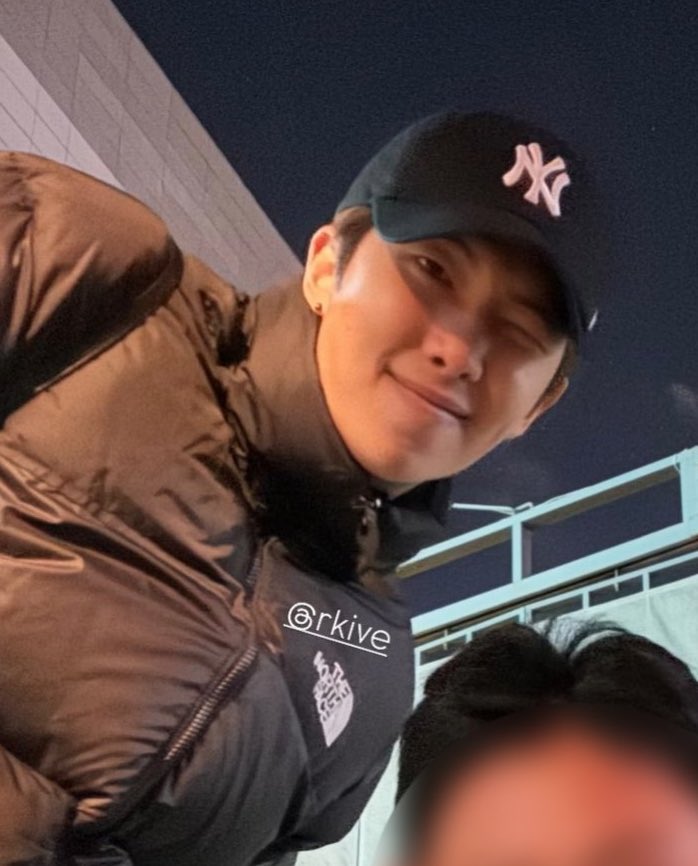 #RM with a former bandmate from military:

“Free fan meeting 🥂”

cr @/RM91227