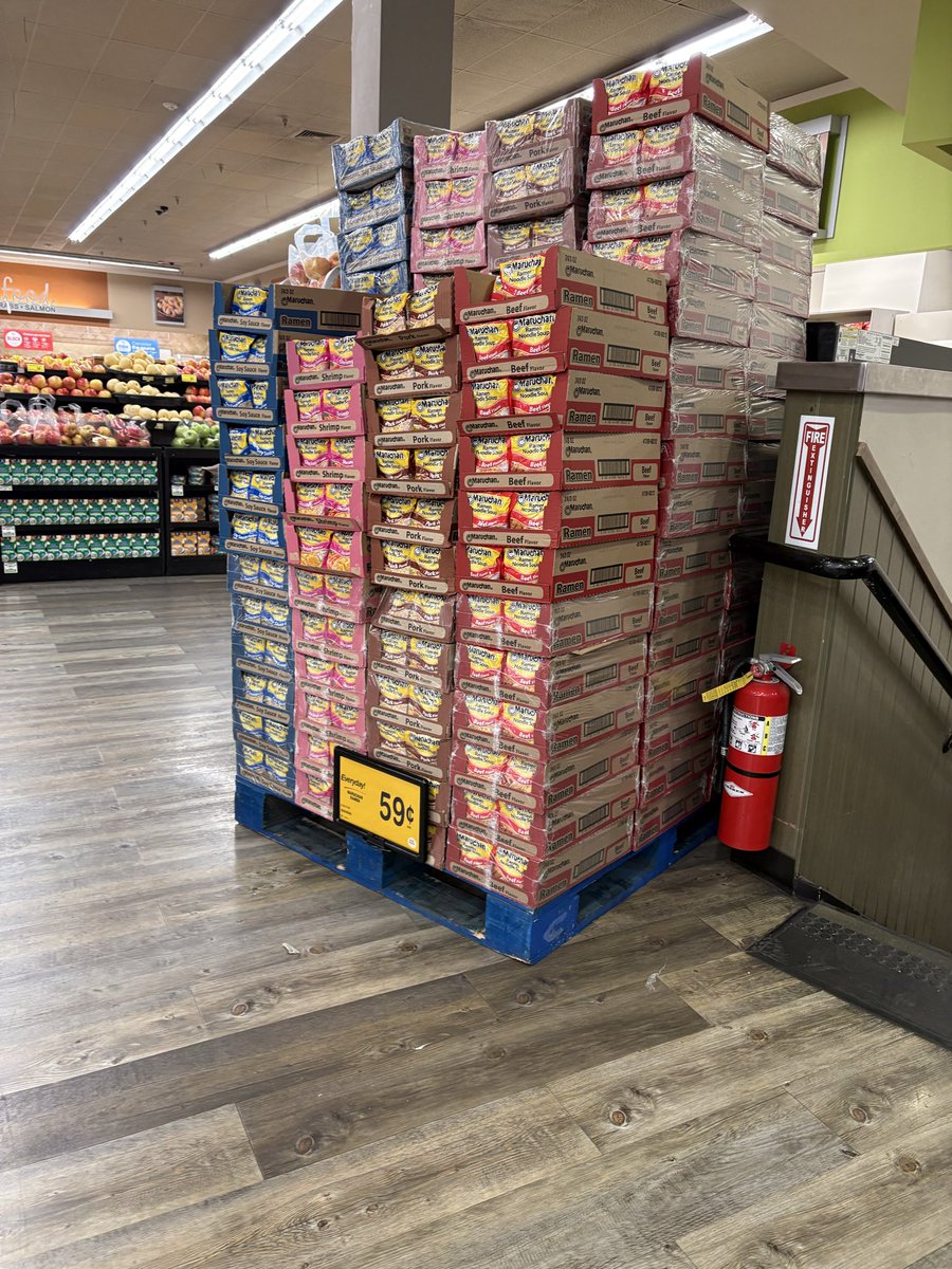 hello__caitlin's tweet image. You know the economy is strong when the grocery store rolls out their big festive  holiday season ramen noodle display
