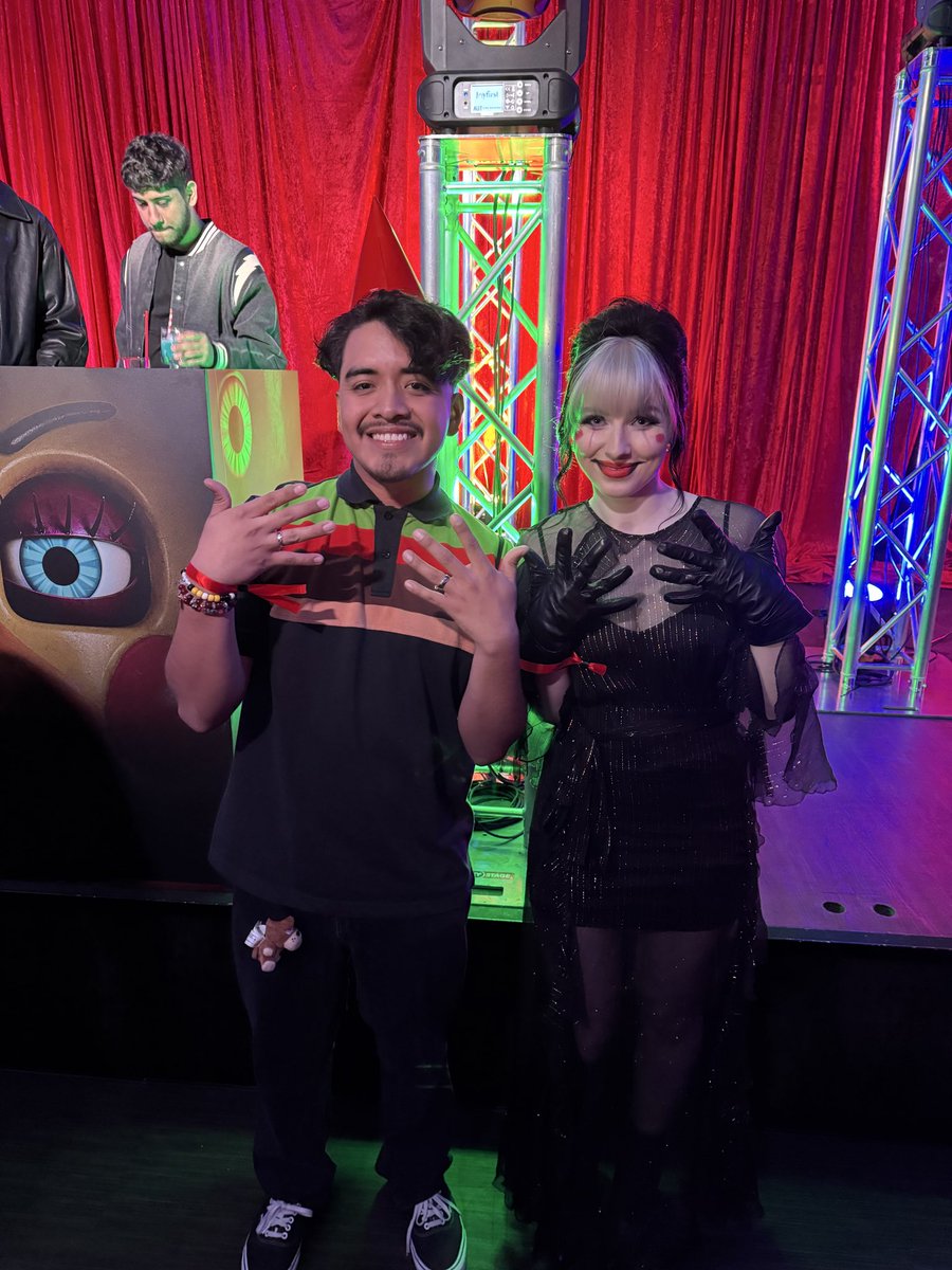 I MET THE ORIGINAL BURGER KING FNAF GUY 😭😭 I WON