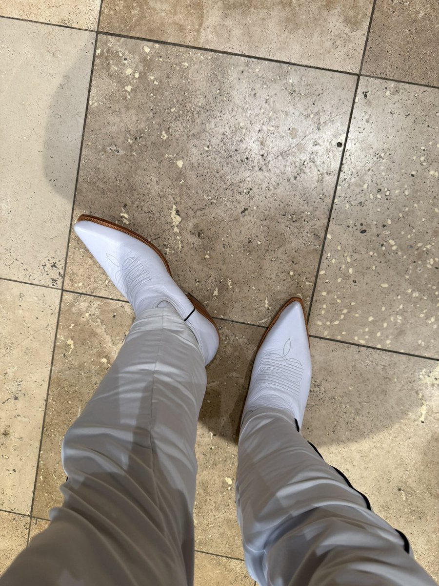 BootmanPs's tweet image. What to wear to a white themed event