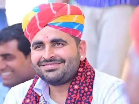 Rajsthanikaka's tweet photo. थार का चमकता सितारा, अपनी अलग पहचान बनाने वाले , युवाओं के चहते युवा विधायक @RavindraBhati__ जी को जन्मदिवस की मौकली बधाई और शुभकामनाएं 🎂🎉🙏 https://t.co/YUe0eswiO6