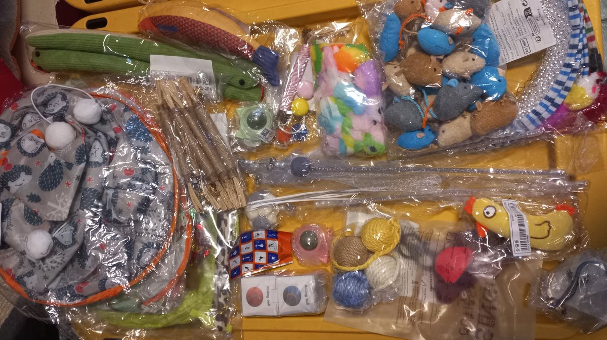 Buenas noches! 
Tenemos muchas cosas a la venta para poder seguir pagando cuentas de los michis. Si está navidad van a regalar a algún loco de los gatos, espero nos puedan tomar en cuenta!! Entregas en metro chabacano o envíos por estafeta 
 🐾🐾🐾
