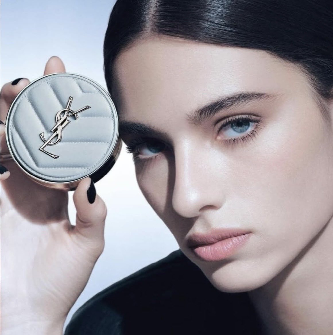 ずーっと欲しかったイヴサンローランのクッションファンデ、ついに春コスメで水色出るらしくて水色コスメ好き歓喜🙌🏻
グレーじゃないよね…水色だよね️？💎