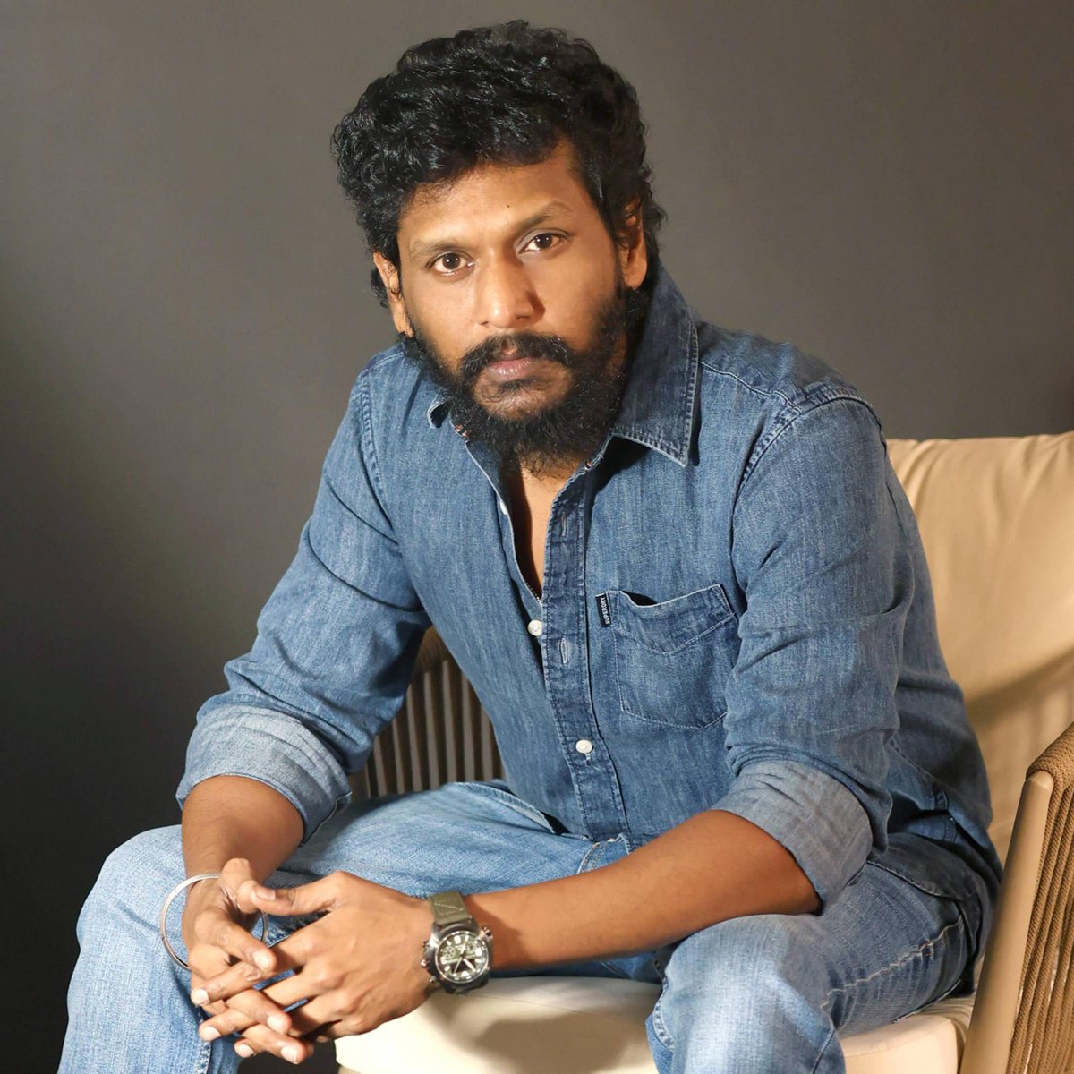 AVinthehousee's tweet image. BREAKING:

#LokeshKanagaraj has reportedly narrated the #IrumbukaiMayavi script to #AlluArjun.

The project was first planned with #Suriya, later approached to #AamirKhan, and has now reached AA. @MythriOfficial will produce once he gives the final nod.

The film is a superhero…