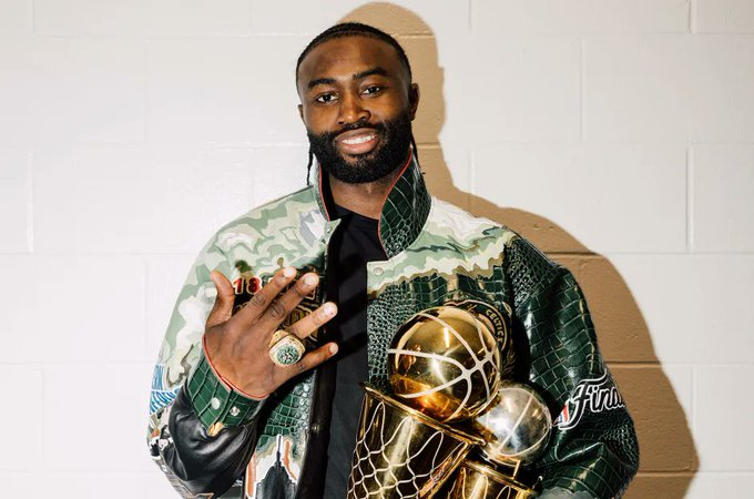 CelticsBrr's tweet photo. Jaylen Brown na vitória do Celtics contra o Knicks:

42 pontos
4 rebotes
4 assistências
1 roubo de bola
67%FG

Atuação de MVP ✅ https://t.co/MeOPbX5lwQ