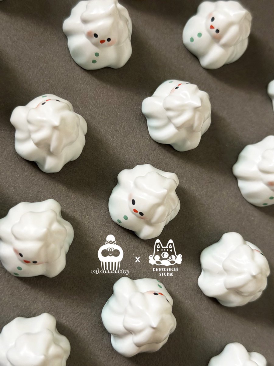 refreshment_aya's tweet photo. 雪だるまの帽子⛄️❄️
refreshmenttoy x darkcircle studio コラボフィギュアのカッピー &amp; グピーは12/21(日)に販売いたします。※樹脂製になります。

refreshment toy 15th Anniversary PopUp 
2025年12/19(金)-12/21(日)
at UNIQUE STORE 大阪府大阪市西区
ソフビ・雑貨の販売を予定しております。 https://t.co/w0jFqbqI5X
