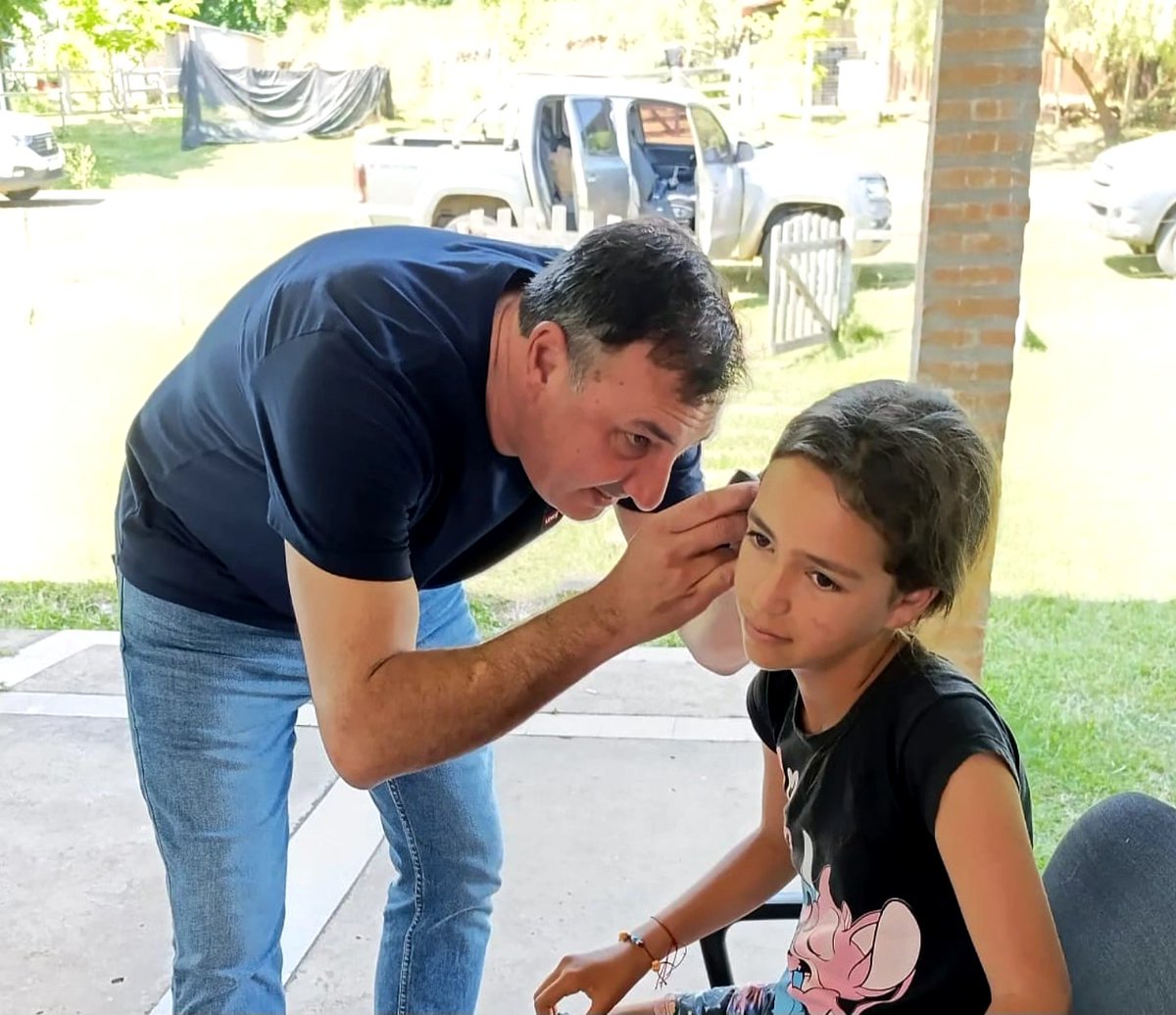 Laguardiaportal's tweet photo. EL MÉDICO QUE TAMBIÉN ES INTENDENTE
Carlos Albisu es otorrinolaringólogo hace 20 años y en las giras por el interior, primero como candidato y ahora como Intendente de Salto, su profesión se cruza con su actividad política y siempre termina atendiendo algún paciente. https://t.co/ApugJvlClp
